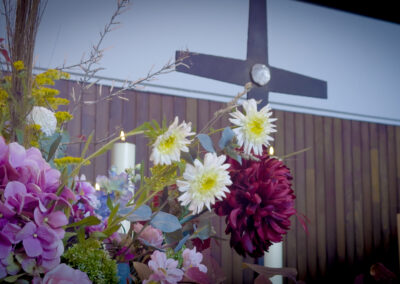 Dekoration Blumen mit Kreuz