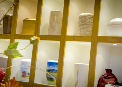 Urnen in einem Regal