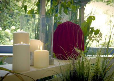 Eine rote Urne mit Deko