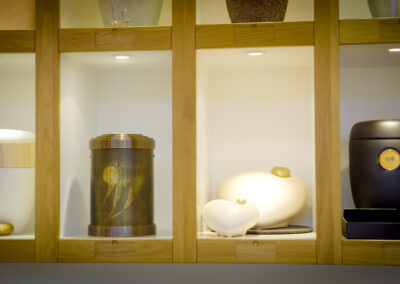 Verschiedene Urnen in einem Regal